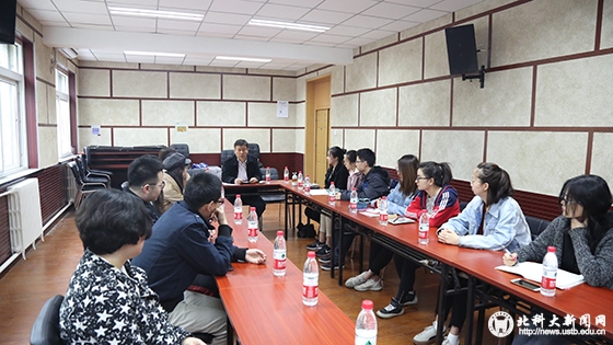 fee282cf601a16cbab9920736653f1e8.jpg 3学生代表座谈 (1).JPG