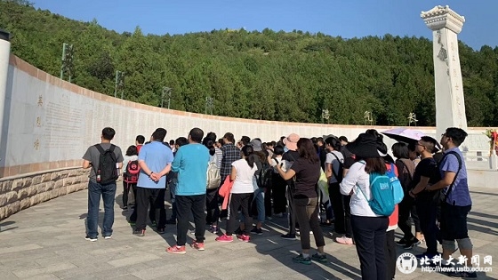 d155acdd54ee0fedc77591a86adee1f8.jpg 瞻仰烈士墙11.jpg
