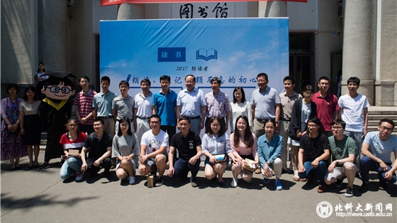 137486477549cb4f26e14f77a559732a.jpg 3 校长与学生们合影留念.JPG