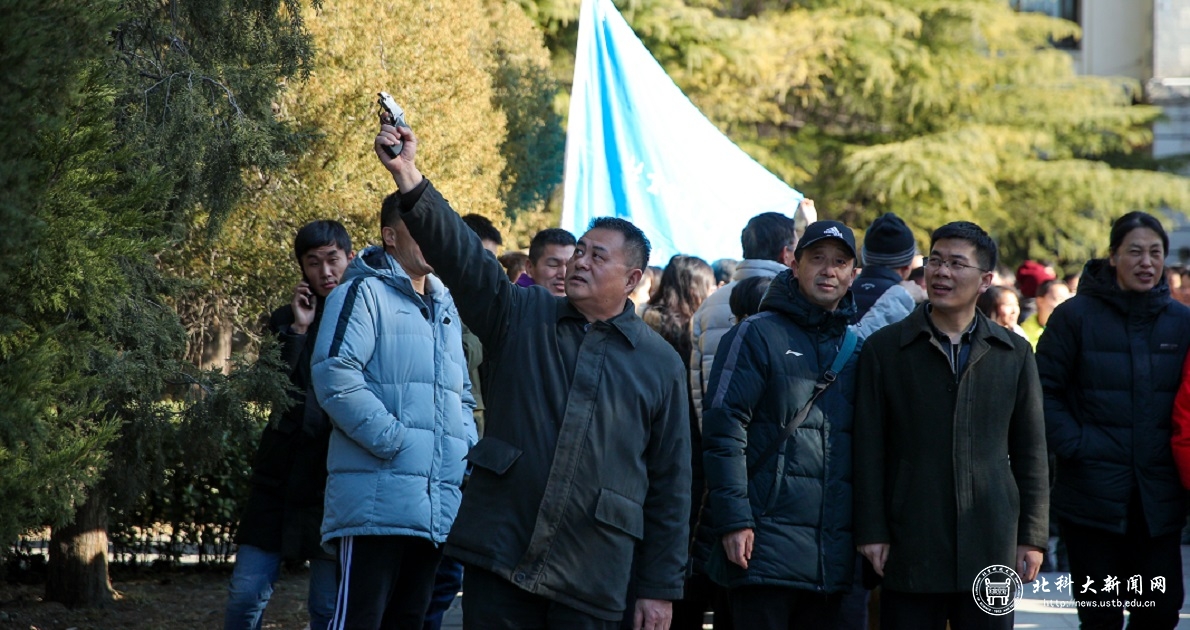 戴书记发枪.jpg