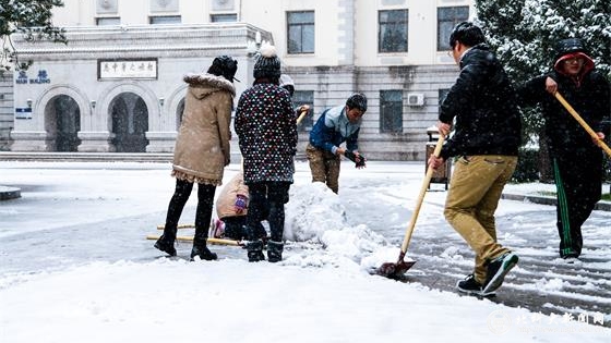 111 北科大志愿者前往主楼门前清扫积雪_看图王.jpg