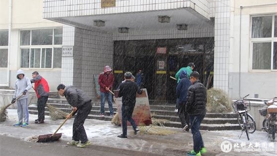 555 志愿者清扫学楼前积雪_看图王.jpg