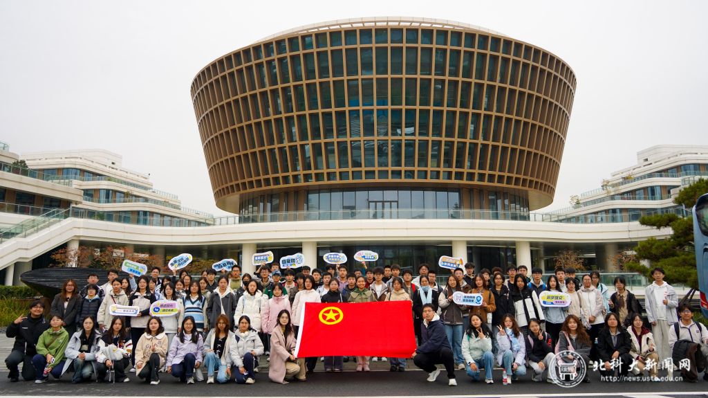 3-学员在电信智慧城市产业园合影