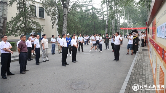 02b42bfae0421ca4f17c2ca205faf9df.jpg 8 参观社会实践主题展览.JPG