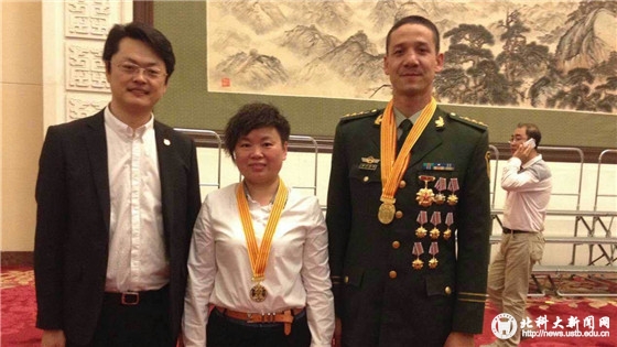 aea59b9ce91080f22cd06466c8f64bac.jpg 3 刘晓东同五四奖章获得者合影留念_副本.jpg