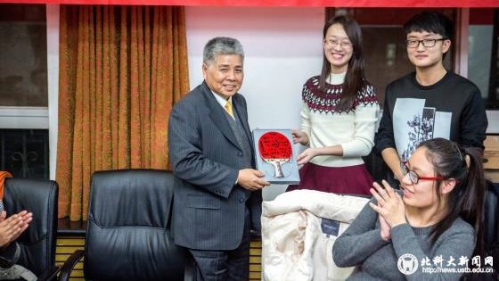 ed988ee38522afc721857cae1c6ba0e5.jpg 44 学员为杨勋赠送个性礼物_看图王.jpg