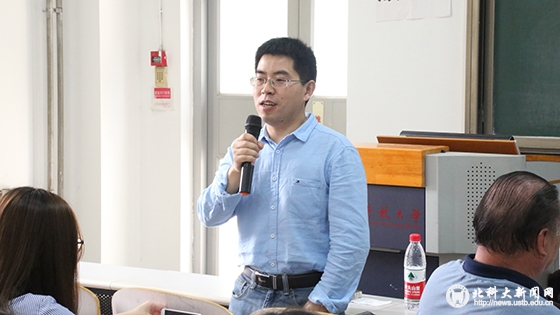 badd2ac5d10d2341e4a3174a172382b6.jpg 其他公共管理系老师讲话 (1).JPG