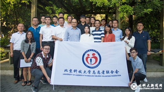 3 熊卓书记与青年志愿者合影留念.jpg
