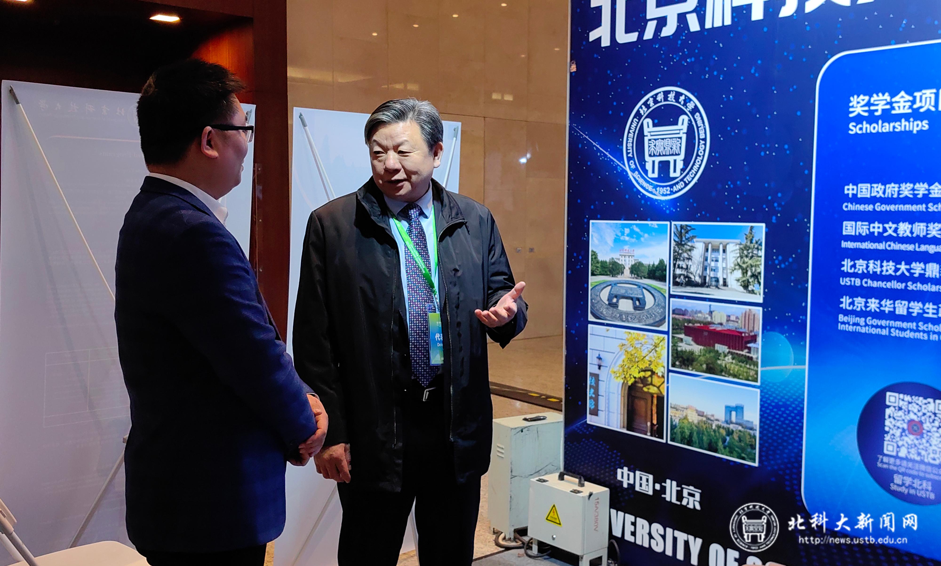 校长杨仁树莅临学校展位