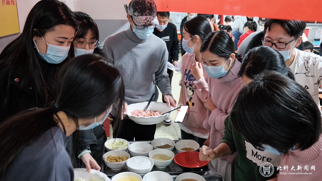 7591ce730f6ca9e5d583c15c61978dc8.jpg 包饺子1.jpg