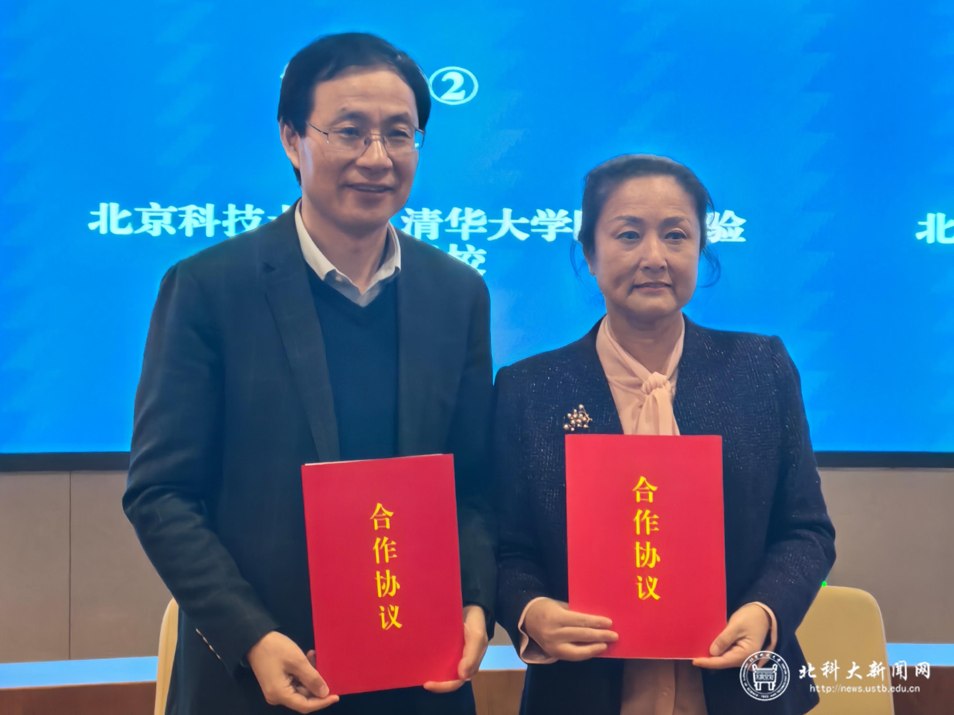 吕校长与方妍校长签约