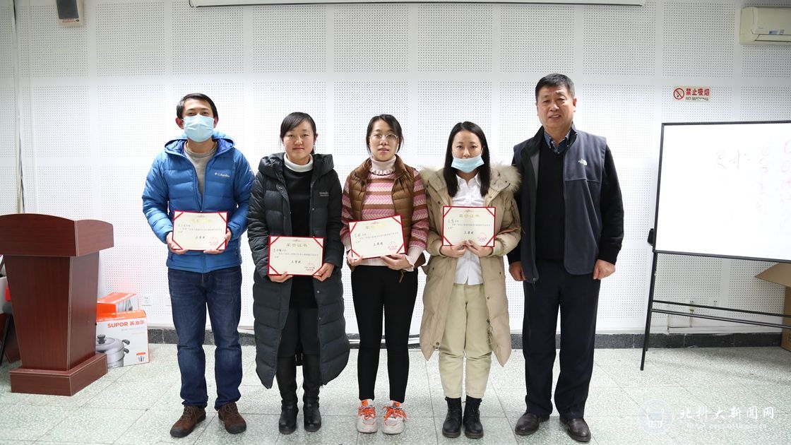 56ddaf5272cb3e2b4a91c391181f4b7b.jpg 三等奖颁奖.jpg