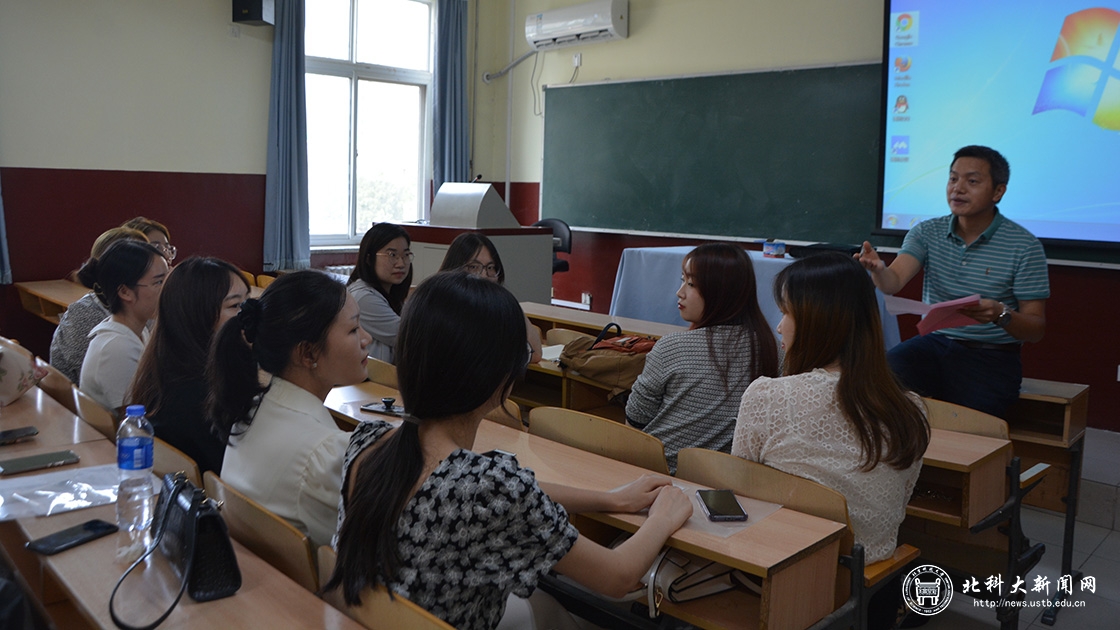 e4b32c6c2c1d09240c66b9177c81f80c.jpg 何老师与学生2.jpg