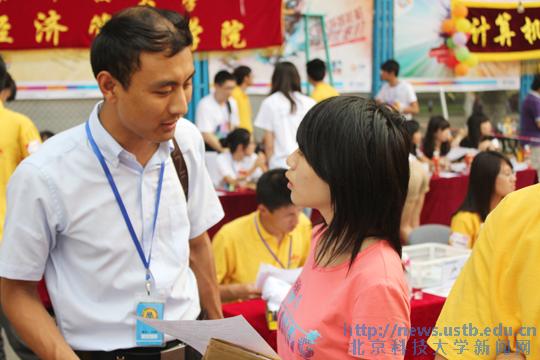 辅导员深切关怀新生 