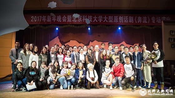 68628629f6e7d8cae95e05a1d9d55efe.jpg 4 演职人员合影留念.jpg