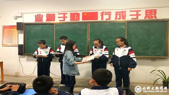 eb74c4a94b50c92b5f3876ad8e219361.jpg 图12 公益物资走进教室,实现贫困学生心愿.jpg