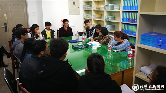 a3d638a36fa66f50671aaf7c89074d1a.jpg 学生座谈_副本.jpg