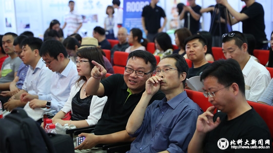 d3026900d78e7d258dbe74d1a5ec3e8a.jpg 与会嘉宾讨论_副本.jpg