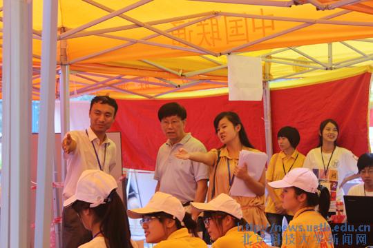 校长徐金梧来到经管学院迎新现场 