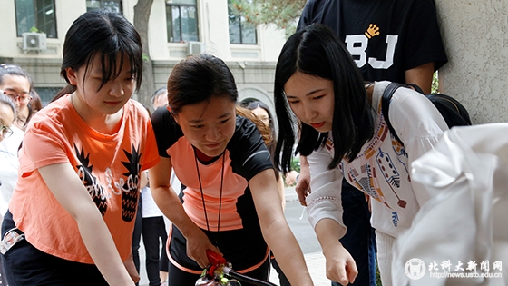 8c1a55d28f6d95de162b595cb07158e8.jpg 同学们正在模拟灭火 (1).JPG