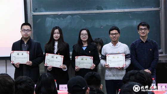 834d1286a3f8f81d3ab88bfd80e1db18.jpg 图一 杨锐杰老师为各团校班主任颁发聘书.JPG