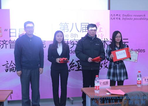 校研究生院副院长宁晓钧老师为研究生论文大赛获奖者颁奖