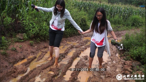 fcc3d4fa0b3206fde0a879c4d6727a4b.png 2 2大学生行走在泥泞的村路上_看图王.png