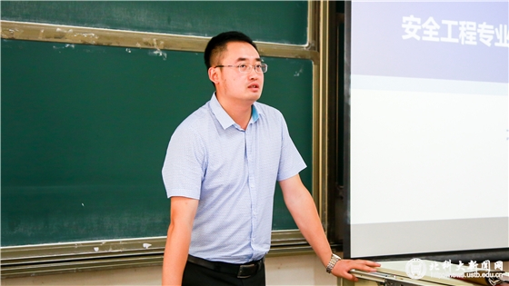 4f1be98778e3937ff54cca7966184da2.jpg 1.邓波主持会议.jpg