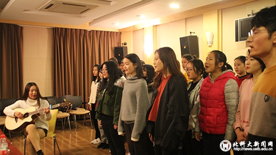 6de5777c967f23c43d1635c1ad744b7f.jpg 同学们正在表演 (1).jpg