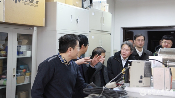 f178c7b2bb4d53a40d73a03ad54ac43c.jpg 参观实验室.jpg