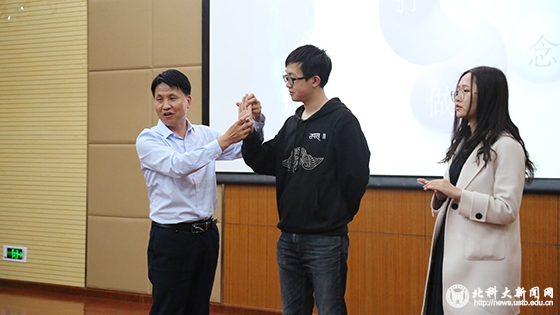 b647baf59712a768b4603b1155d7da8b.jpg 周武占教授带观众学习戏曲手法 (3).JPG