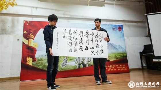 ec9f26b42c5f80d59ce617f3a86d3d8b.jpg 5 翰墨情书画协会的同学现场书写了毛泽东的诗词——《七律•长征》_看图王.jpg
