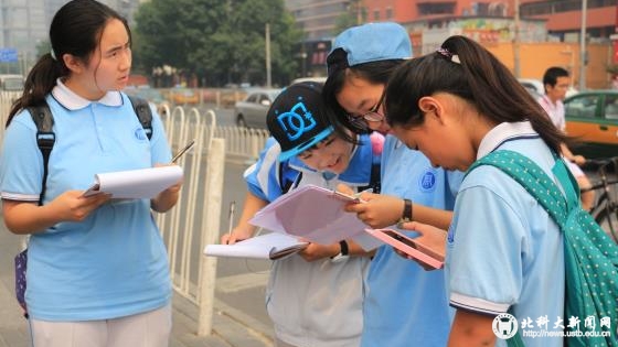 c4842e09191c8e5946147fafc62a46e5.jpg 2 大学生正在进行观测和数据记录_看图王.jpg