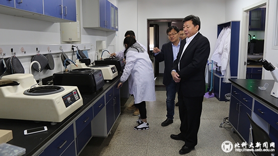 0bfa180205ac4ff8cac1379f712d0753.jpg 参观实验室.jpg