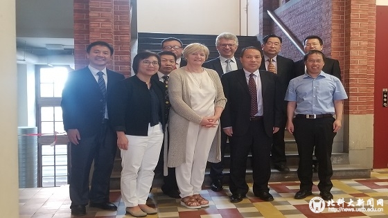 0ea59b8f9175737c6b13530df7ef1602.jpg 代表团在鲁汶大学.jpg