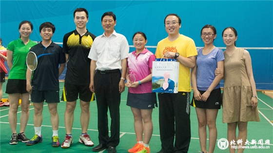 cac8661a46e664576935947b8fd238c7.jpg 第七届辅导员羽球赛大合影1冠军_副本.jpg