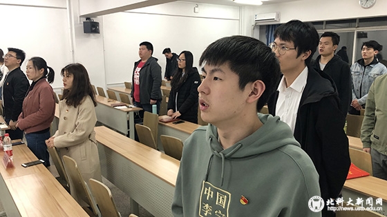 ea76e613122b06ce9a8c360d64b97c77.jpg 1 唱国际歌.JPG