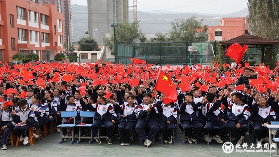 39c3d022f56a0013bffd18ee149c565d.jpg 图4 学生观众观看比赛热情高涨.jpg