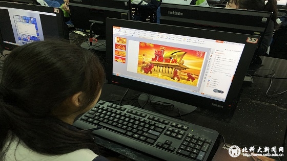fd2a1b388e0f51a629fbd0f0d8345714.jpg 图7 八年级学生学习制作迎国庆ppt.jpg