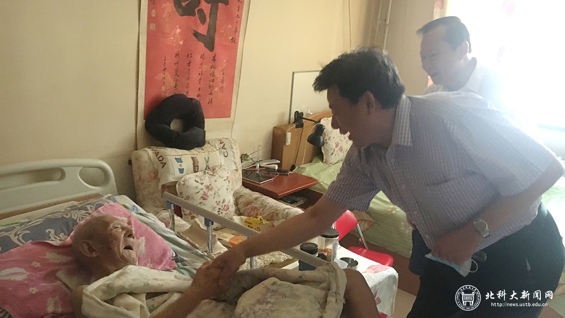 63f7e1fc9239dc85c410eed20ee793de.jpg 校长、党委副书记杨仁树带队看望校步厚同志.jpg
