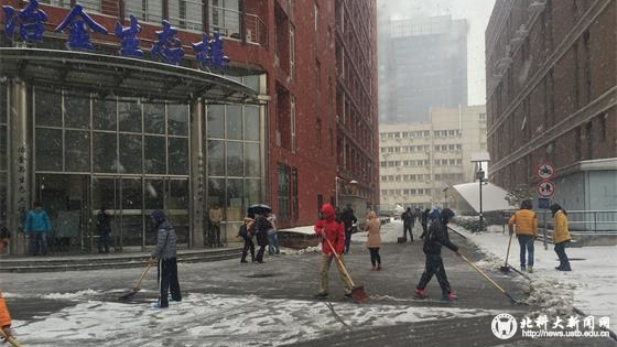 3 33冶金学院志愿者前往校园枢纽路段清扫积雪保障交通_看图王.jpg