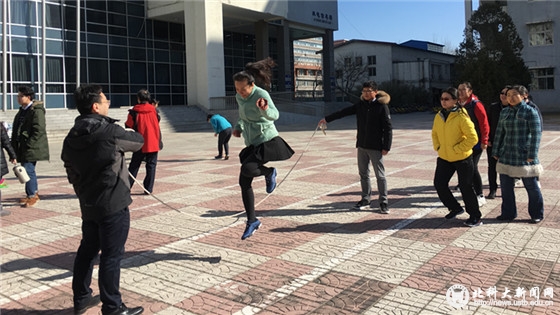 9ef785804c2c3b6b2cc4360a8d8584a3.jpg 三八节8字跳绳比赛精彩举行 (10)_副本.jpg