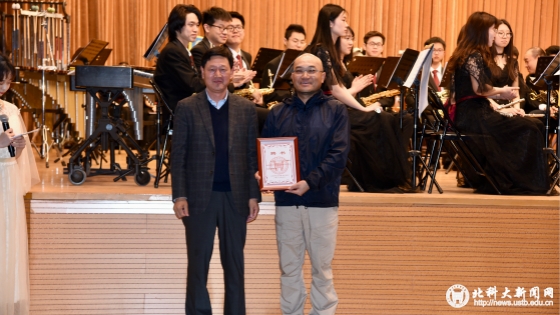 89f3f39269ca78dd2040247681bd8f73.jpg 3.校党委副书记、副校长薛庆国为85级校友卢耀江颁发管乐团名誉团长聘书_meitu_3.jpg