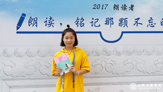 28f75b0ef6e0e42c7f7a12612d42659e.jpg 青年学生走进朗读亭1.jpg