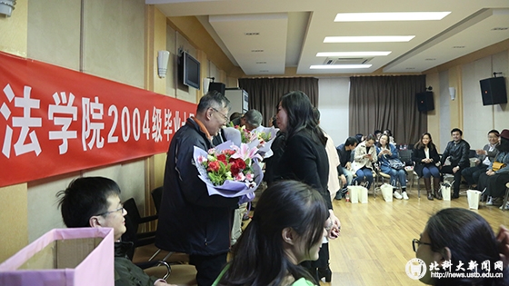 5f8274126c00d7fcff71a3b1a2cfac4c.jpg 校友向教师献花环节.jpg