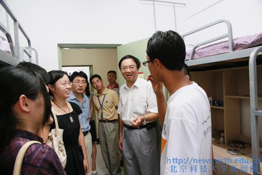 院领导和班导师看望新生