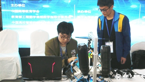 cd917106c04f5b3867ce19a1693b3f65.jpg 魔方机器人队员赛前调试设备_副本.jpg