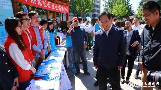 402f033319d9cb25460ff5dab7bb59b3.jpg 1 团中央书记徐晓同志来到志愿服务活动现场_看图王.jpg