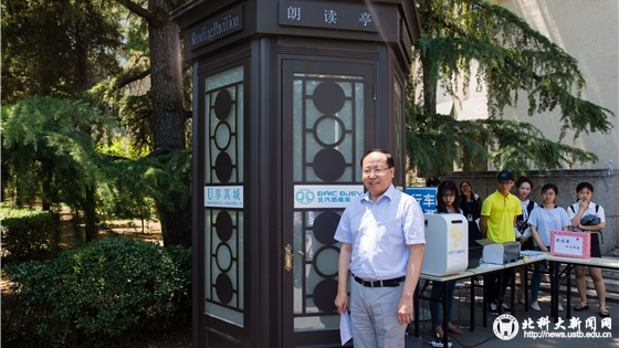 b692750d3253726ef794e5b3ca3599f7.jpg 1 校长在朗读亭前合影.JPG