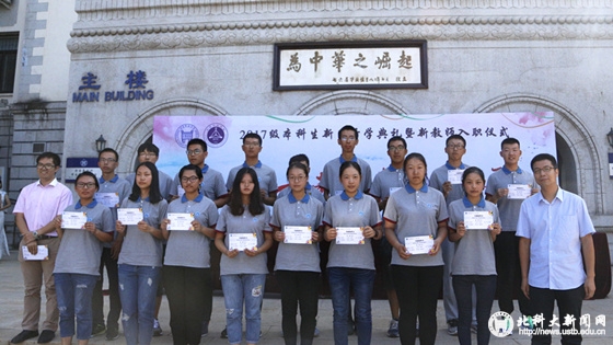 3a94b5c6df680bc3fb77e6d880cf941b.jpg 导师与学生合影1_副本.jpg